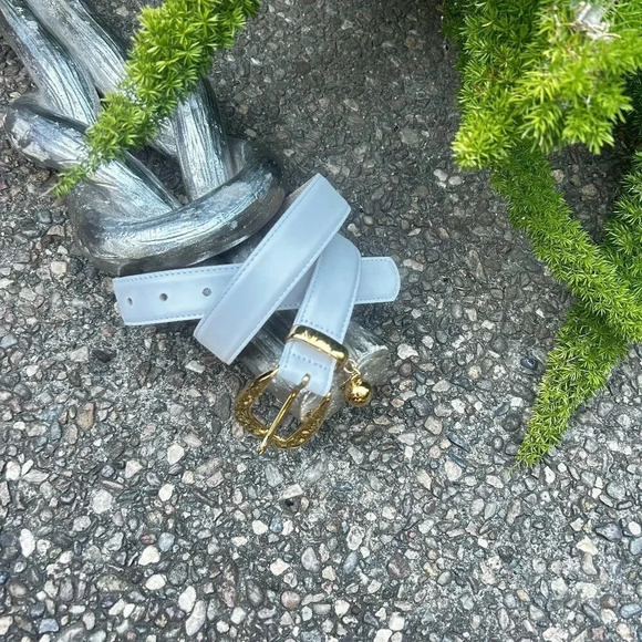 Doncaster White Leather Fashion Belt Gold Tone Hardware With Dangle - Picture 1 of 5